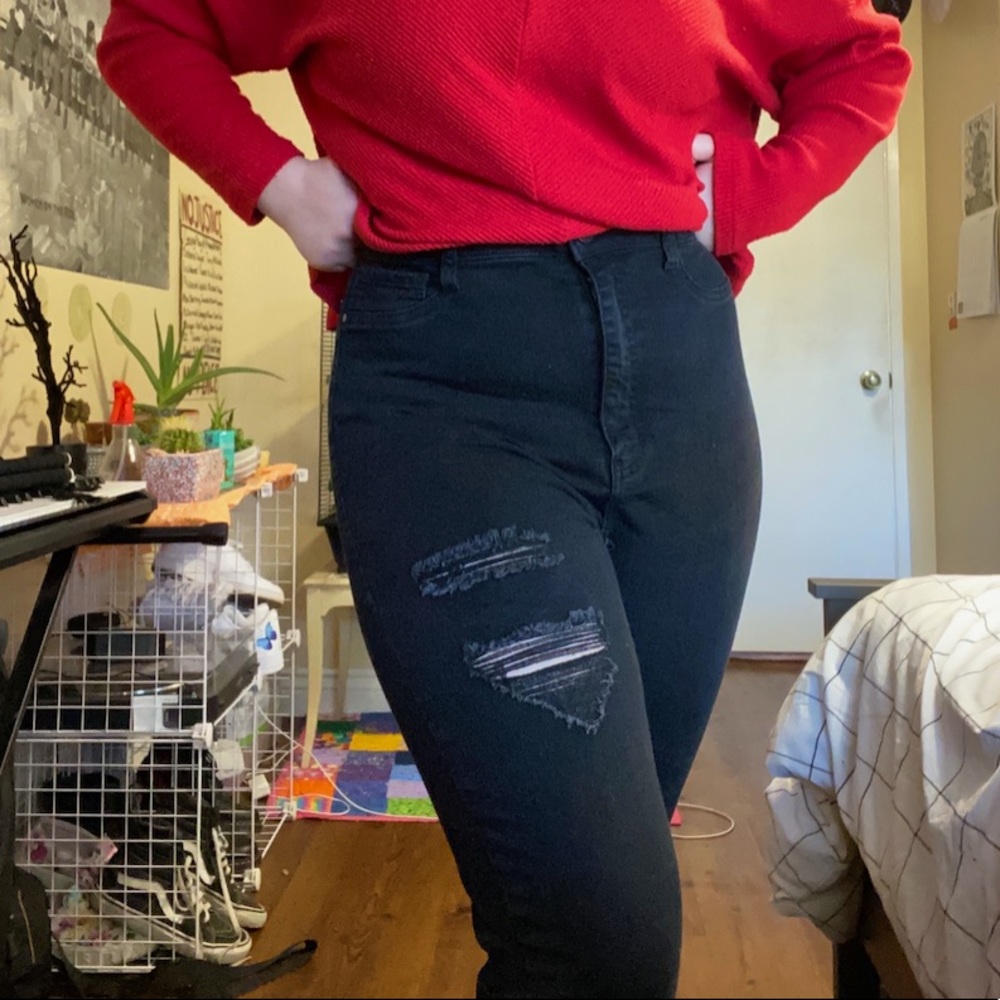BLACK HIGH RISE RIPPED JEANS - Picture 2 of 3